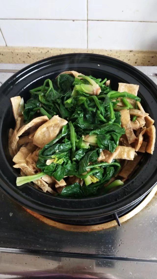 砂锅菠菜烧豆腐皮,捞出淋水加入砂锅内