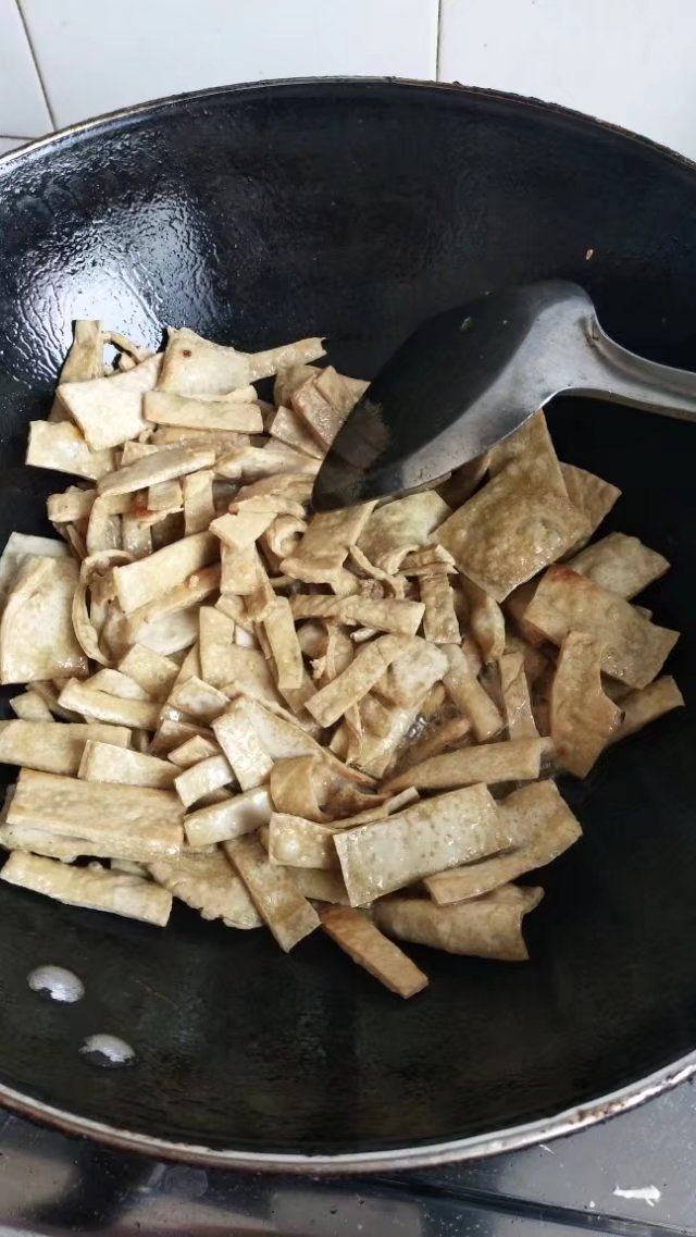 砂锅菠菜烧豆腐皮,两面都要煎到金黄