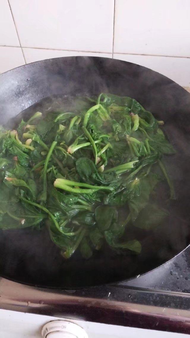 砂锅菠菜烧豆腐皮,用开水烫一下
