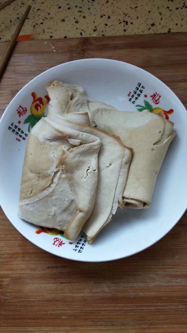 砂锅菠菜烧豆腐皮,<a style='color:red;display:inline-block;' href='/shicai/ 4199'>豆腐皮</a>用开水烫一下