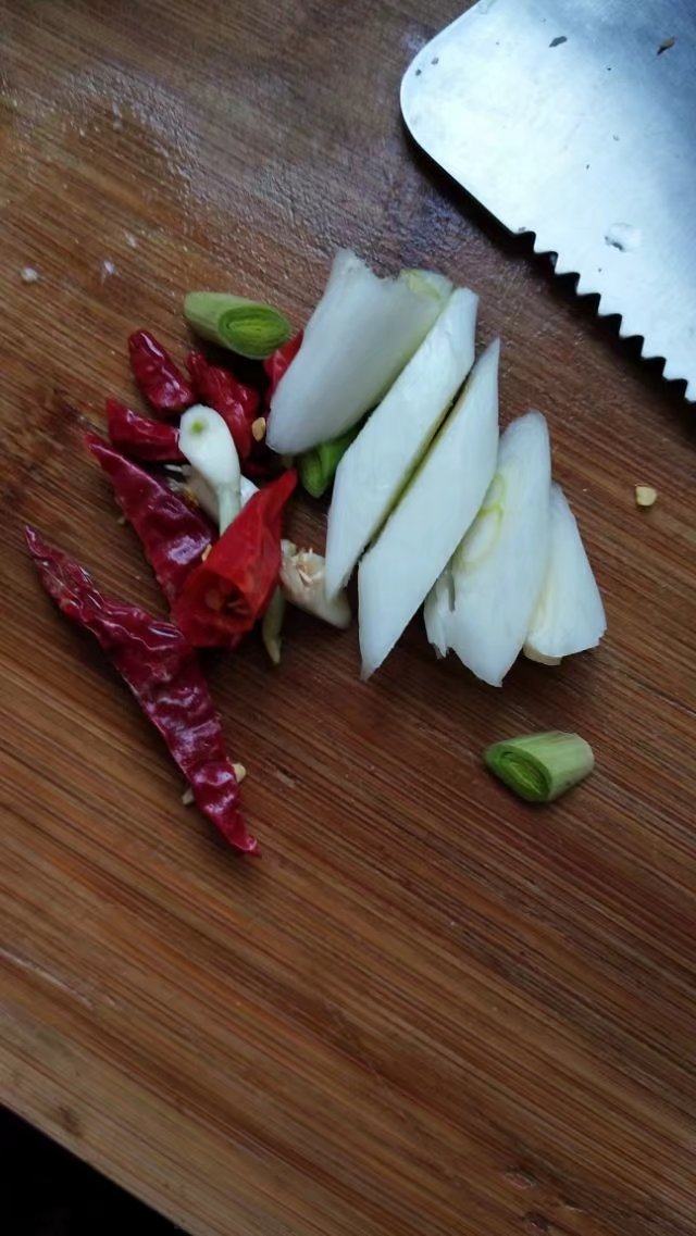 砂锅菠菜烧豆腐皮,备好<a style='color:red;display:inline-block;' href='/shicai/ 3250'>葱</a>姜<a style='color:red;display:inline-block;' href='/shicai/ 62'>辣椒</a>