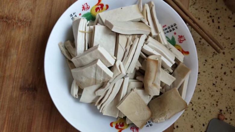 砂锅菠菜烧豆腐皮,切成适合的块