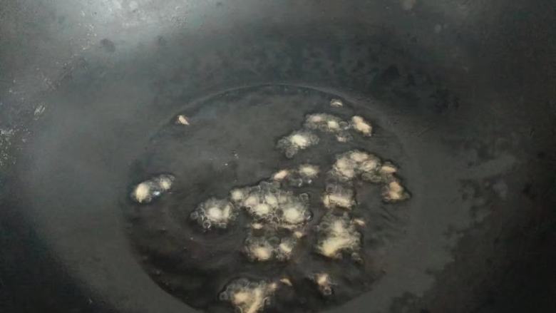 韩式炒年糕,热锅入油,放少许姜沫