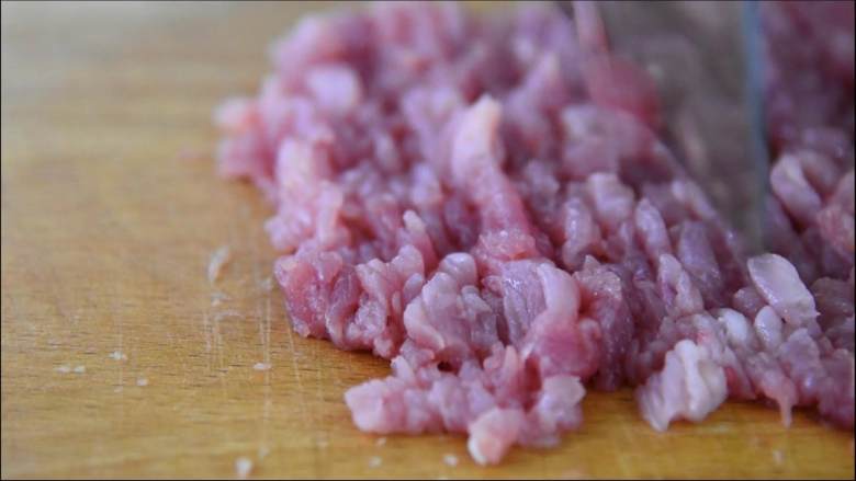 嫩滑爽口,简单又下饭的家常菜肴——麻婆豆腐,切肉末备用。