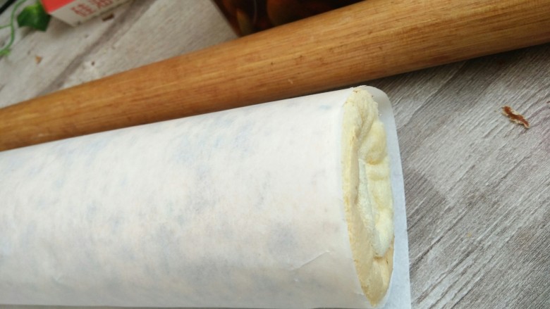 肉松蛋糕卷,反过来,肉松的那面做正卷,用擀面杖辅助卷好