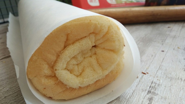 肉松蛋糕卷,卷好是这样的,油纸包好放冷藏2小时以上