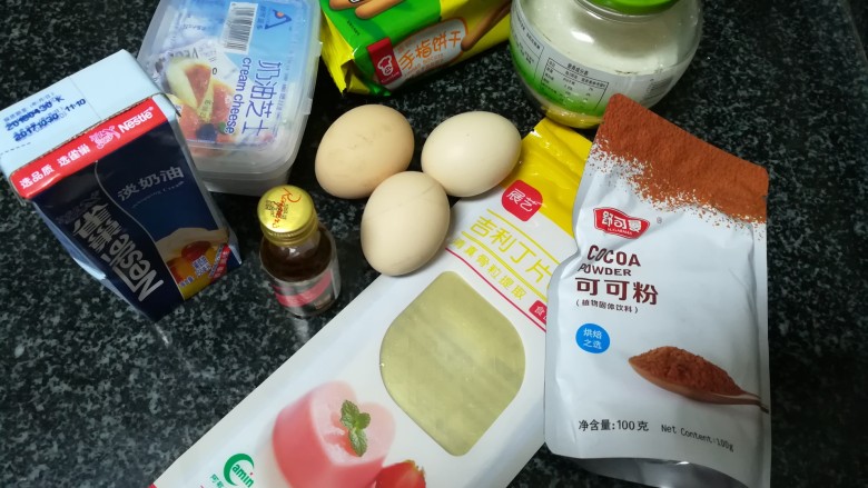 “传说中”的提拉米苏,后来的后来我才知道,提拉米苏的做法多多,我的做法只是其中的一种。
我们的提拉米苏食材合影。
