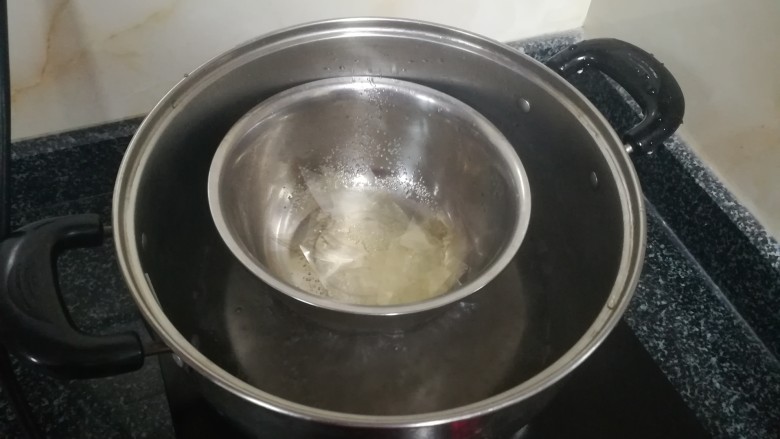 “传说中”的提拉米苏,融化后的吉利丁片,其实你们看到已经是我第二次用的。