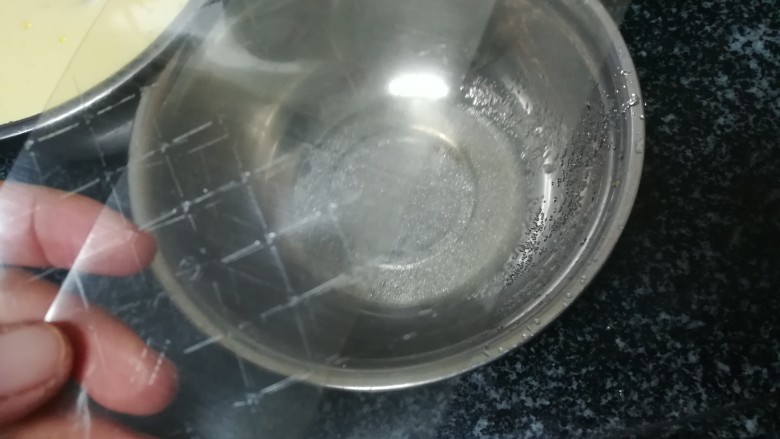 “传说中”的提拉米苏,取出2片吉利丁片亲们,千万千万要注意,用冷<a style='color:red;display:inline-block;' href='/shicai/ 156925'>水</a>泡软,再进行下一步的操作,因为我没有经验,第一次使用,坚硬的吉利丁片,到现在还让我的手指隐隐作痛。
亲们,千万千万注意,吉利丁片一定要用冷<a style='color:red;display:inline-block;' href='/shicai/ 156925'>水</a>浸泡,泡软后再热<a style='color:red;display:inline-block;' href='/shicai/ 156925'>水</a>融化。
可怜第一次使用的我,没看说明书,手指受伤了,你懂得。