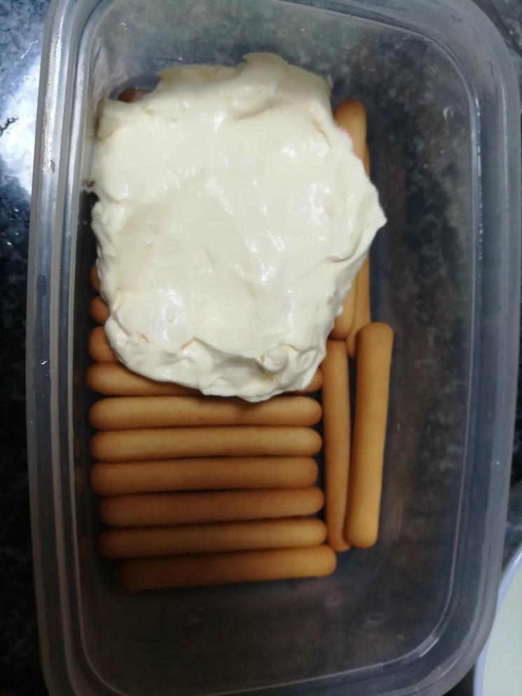 “传说中”的提拉米苏,码好第一层后,均匀地涂上刚做好的蛋液