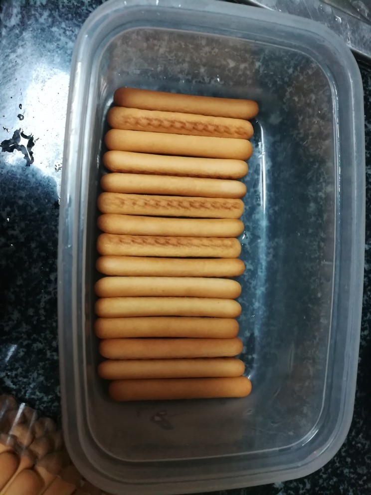 “传说中”的提拉米苏,把浸泡过朗姆酒的饼干整齐地码在在容器中,我用的保鲜盒。