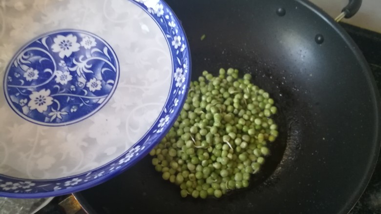 豌豆仁炒鸡蛋,加入豌豆仁爆炒,并加入适量水
