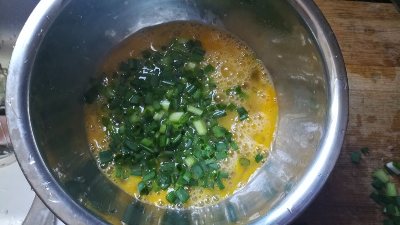 豌豆仁炒鸡蛋,加入葱绿