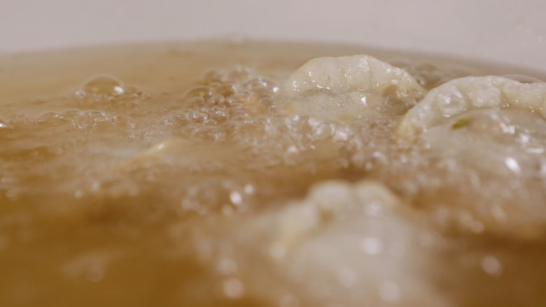 清·油煎肉三角,入八成热的油锅