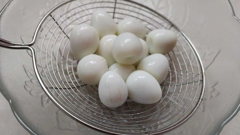 猪八戒踢皮球,<a style='color:red;display:inline-block;' href='/shicai/ 12'>鹌鹑蛋</a>煮熟,去壳,表面划开入味