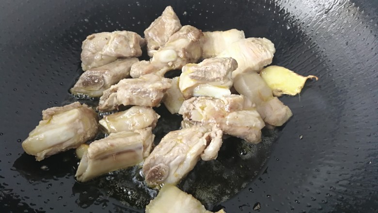 猪八戒踢皮球,加入猪肉,小火煎制出油有香味