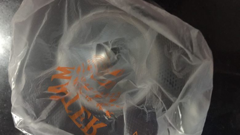 草莓溶豆(无酸奶),找个深的杯子把裱花袋套上