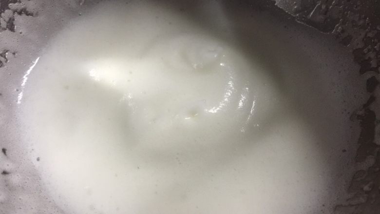 草莓溶豆(无酸奶),转高速一直打 慢慢的会膨大变细腻