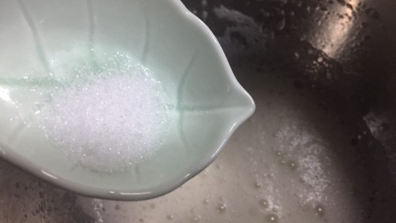 草莓溶豆(无酸奶),蛋白低速打到如图小泡泡一次性加入细砂糖