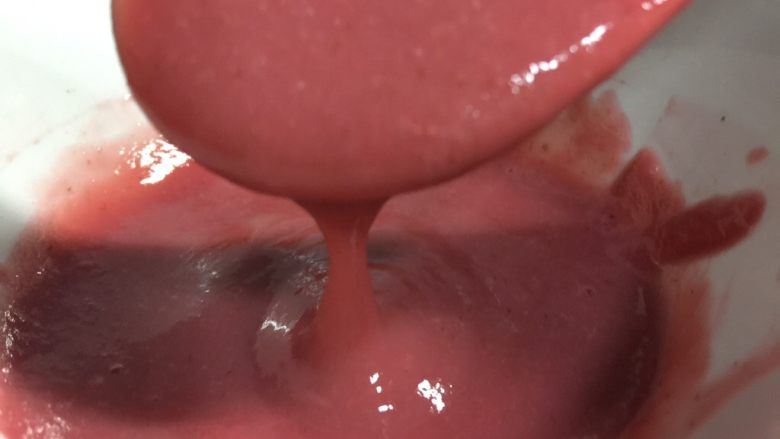 草莓溶豆(无酸奶),我用了大概8颗左右的奶油草莓 洗干净不加水直接打泥然后不粘锅小火熬一下刮刀中间划一下不会立马合起来就可以了