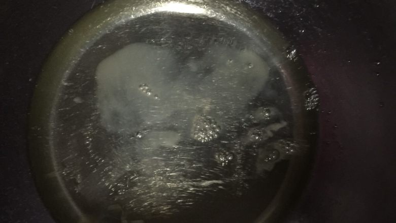 草莓溶豆(无酸奶),蛋清加入少许柠檬汁也可以用白醋