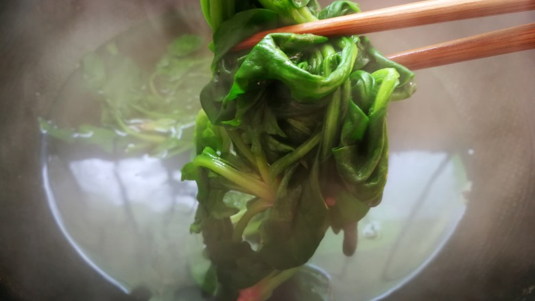 笨鸡蛋炒大地菠菜,大概几十秒,捞出。