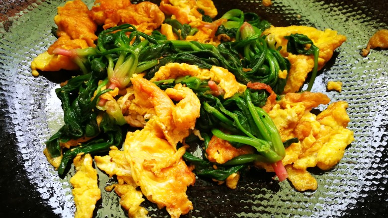 笨鸡蛋炒大地菠菜,鸡蛋凝固,放入菠菜。