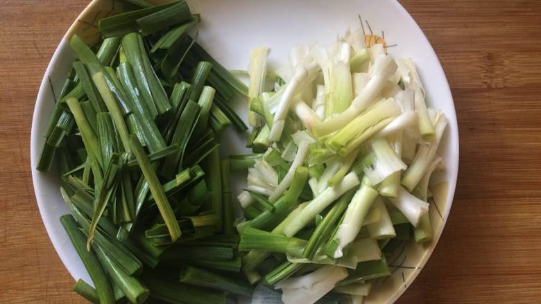 咸肉香干炒青蒜,切段,蒜叶分开放(等下要先炒茎杆,再炒蒜叶);