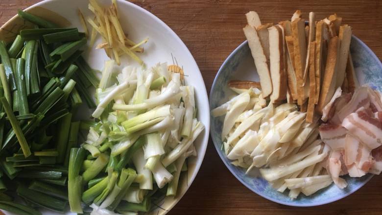 咸肉香干炒青蒜,所有食材准备就绪;