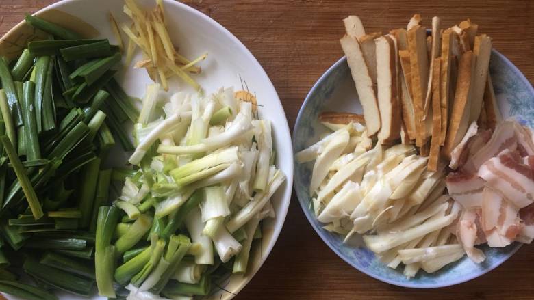 咸肉香干炒青蒜,所有食材准备就绪；