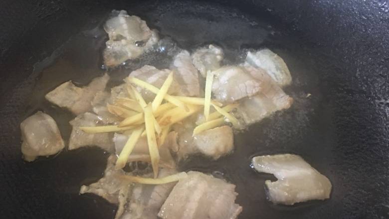 咸肉香干炒青蒜,加入生姜丝,翻炒;