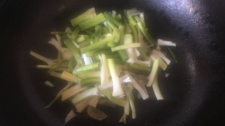 咸肉香干炒青蒜,加入蒜苗茎杆;