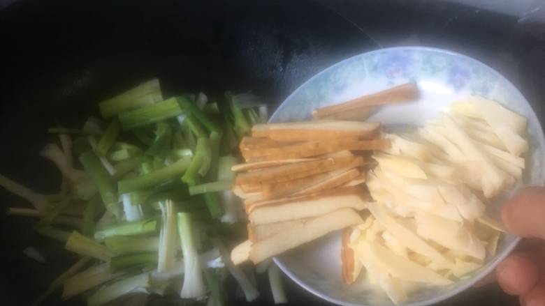 咸肉香干炒青蒜,加入香干丝和春笋丝;