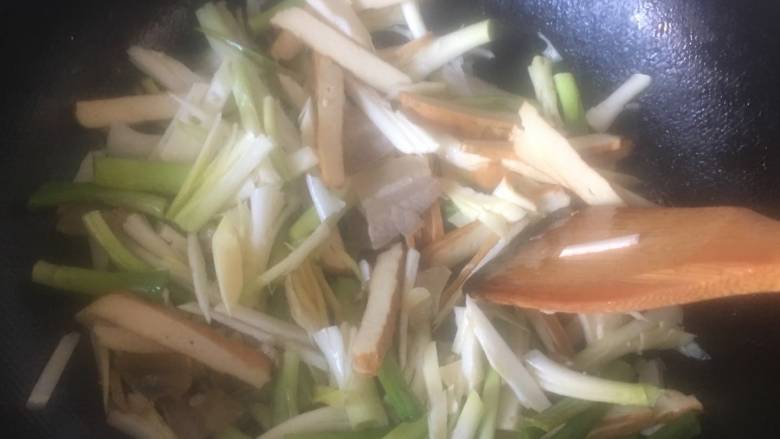 咸肉香干炒青蒜,大火翻炒2分钟左右,煸熟;