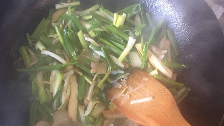 咸肉香干炒青蒜,大火翻炒;