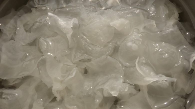 银耳雪梨汤,干<a style='color:red;display:inline-block;' href='/shicai/ 232'>银耳</a>用水泡开 温水冷水都行 泡开后撕碎