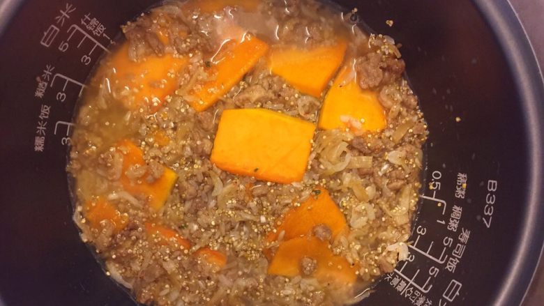 南瓜藜麦饭,转入电饭锅中,加适量盐和水,按正常煮饭程序煮熟。