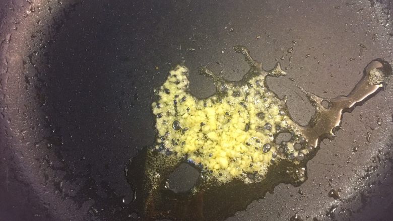 南瓜藜麦饭,热锅下油,爆香姜茸。
