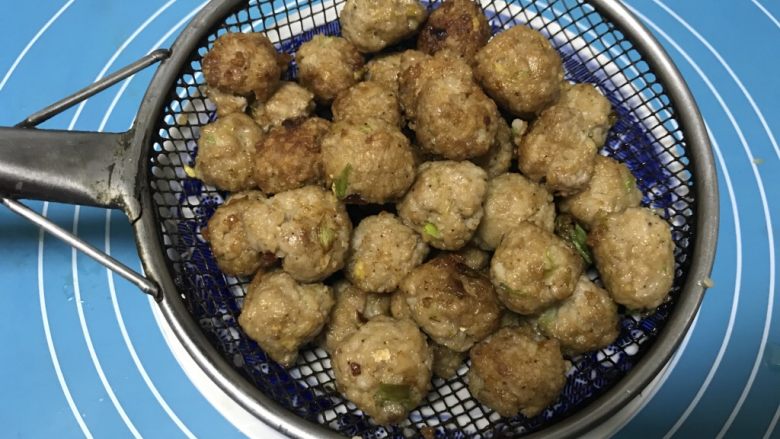 糖醋莲菜肉丸,炸制金黄即可捞出控油。