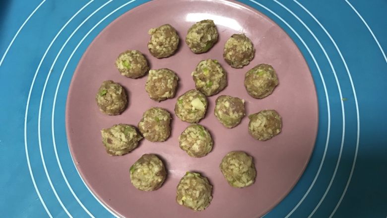 糖醋莲菜肉丸,再将肉沫搓成大小均匀的丸子。