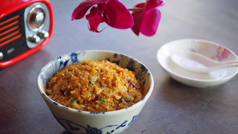 南瓜藜麦饭,盛出,香喷喷又有食疗作用的南瓜饭就做好啦!