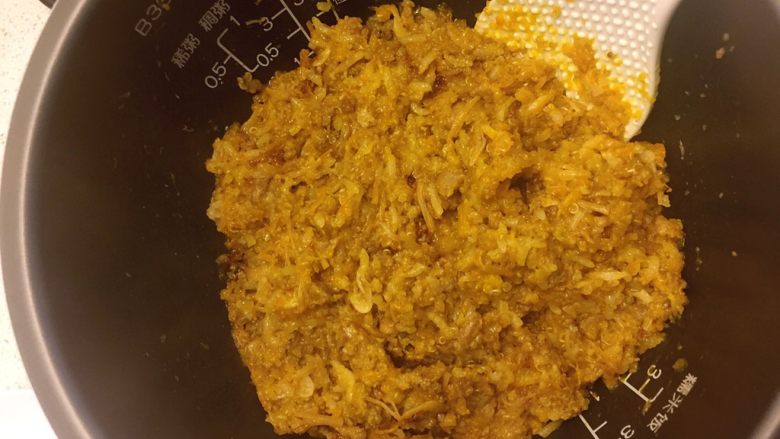 南瓜藜麦饭,电饭锅跳闸后开盖,搅拌一下。