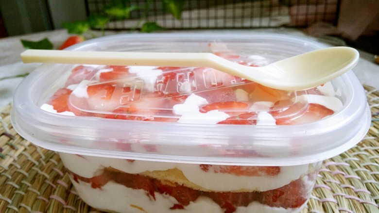 水果盒子~草莓蛋糕盒子,最上面再铺一层草莓,即可放入冷藏4小时以后