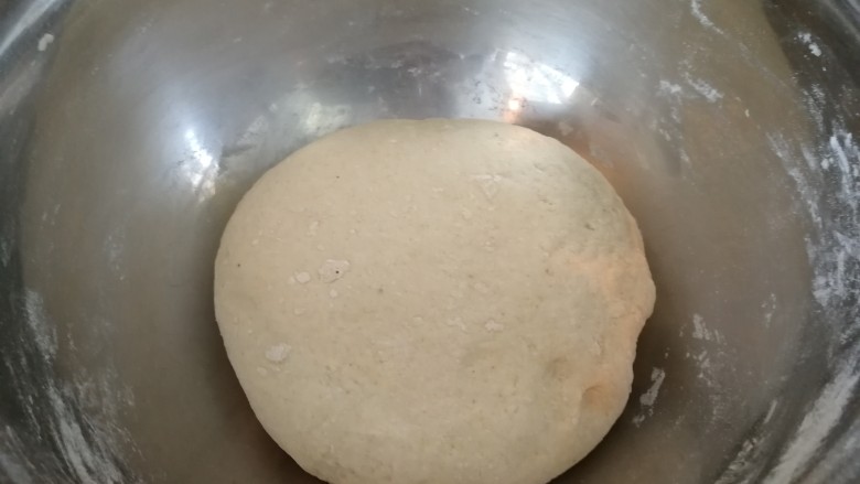 家庭版&豆面大馒头,用温水和面,和好的面。