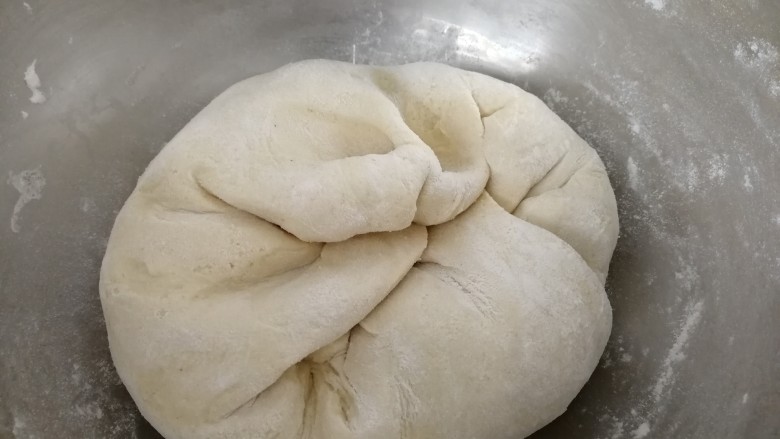 家庭版&豆面大馒头,进行第二次发酵:在发酵好的面里在加半碗面粉揉进面里(如图),继续发酵20-30分钟。