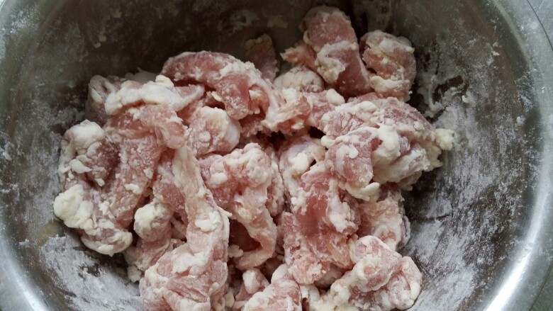 东北锅包肉
(茄汁锅包肉),让每片肉都蘸上面糊,如果不够可以再加面粉和清水调整