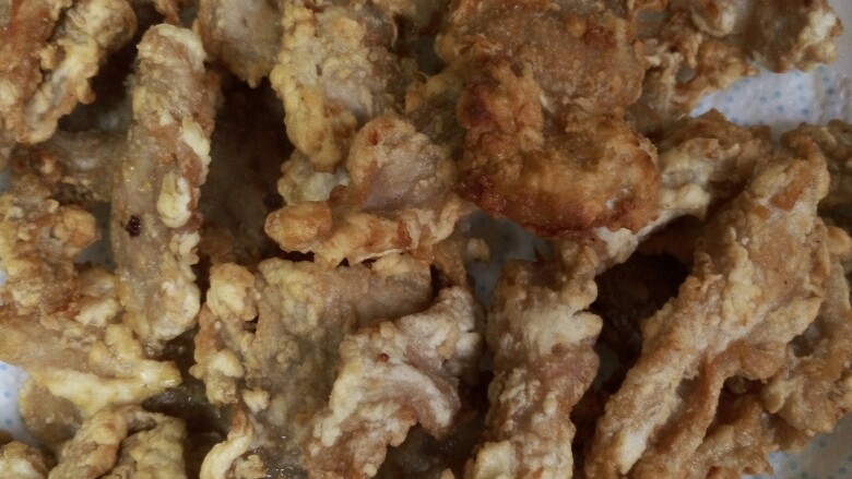 东北锅包肉
(茄汁锅包肉),第一遍炸好了,颜色金黄即可