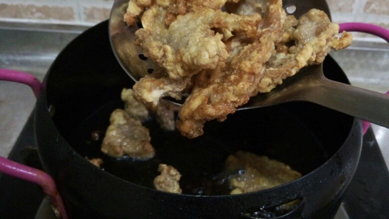 东北锅包肉
(茄汁锅包肉),大概炸2分钟就可以了,捞出备用