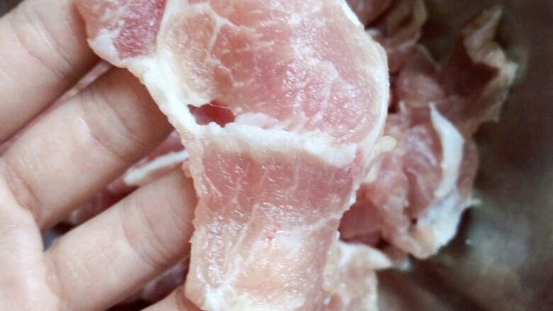 东北锅包肉
(茄汁锅包肉),将猪肉切片,尽量薄些