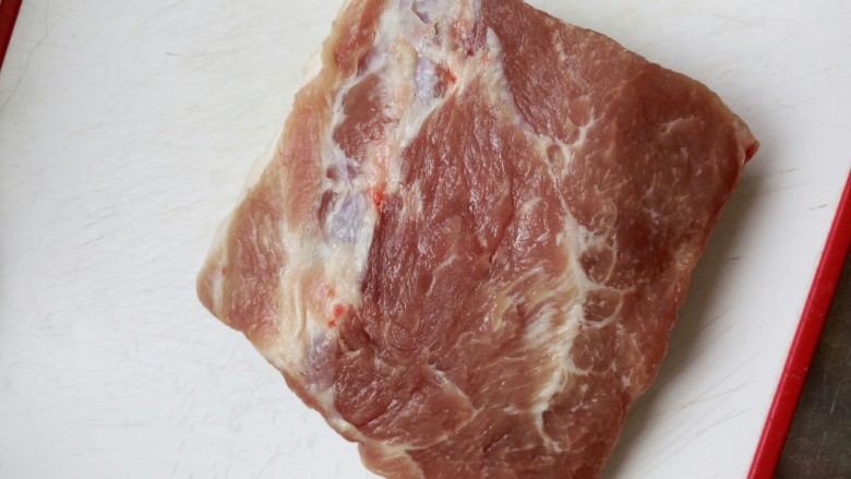 东北锅包肉
(茄汁锅包肉),选择猪外脊肉,比较适合做锅包肉